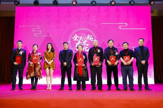 秀高文化APP上线 90后美女总裁暗讽某图软件浮夸,某音低俗